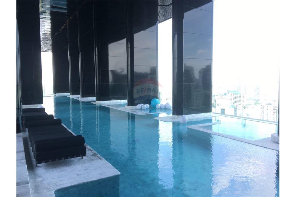 Ashton Asoke swimming pool